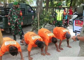 Tidak Pakai Masker, Warga Dihukum Push Up Oleh Tim Covid-19
