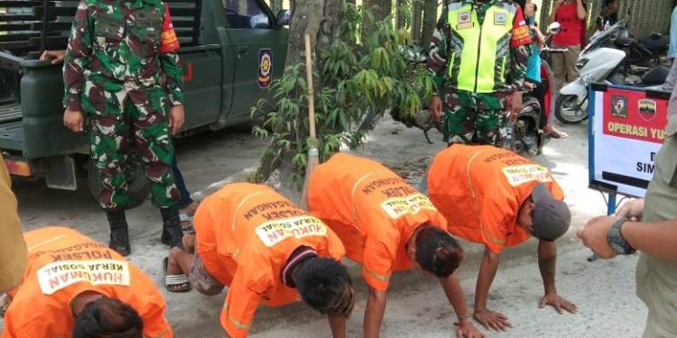 Tidak Pakai Masker, Warga Dihukum Push Up Oleh Tim Covid-19