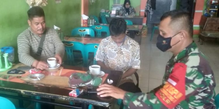 Personel Jajaran Kodim 0207/Simalungun Komsos Dengan Pangulu Bintang Meriah