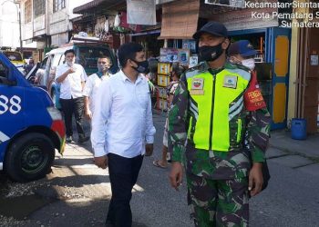 Personel Jajaran Kodim 0207/Simalungun Bersama Polsek Lakukan Penegakan Disiplin Protokol Kesehatan di Stasiun Paradep