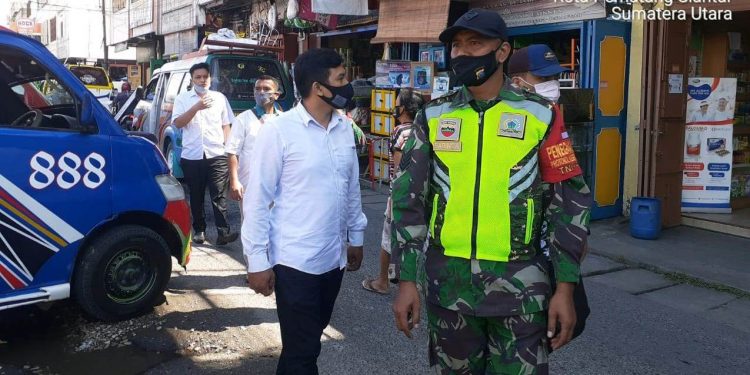 Personel Jajaran Kodim 0207/Simalungun Bersama Polsek Lakukan Penegakan Disiplin Protokol Kesehatan di Stasiun Paradep Personel Jajaran Kodim 0207/Simalungun Bersama Polsek Lakukan Penegakan Disiplin Protokol Kesehatan di Stasiun Paradep