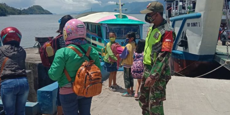 Penegakan Disiplin Protokol Kesehatan di Pelabuhan Tigaras Oleh Personel Kodim 0207/Simalungun
