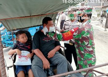 Tak Ingin Penyebaran Covid-19 Semakin Meluas, Personel Kodim 0208/Asahan Melalui Babinsa Bagikan Masker Kepada Masyarakat