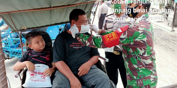 Tak Ingin Penyebaran Covid-19 Semakin Meluas, Personel Kodim 0208/Asahan Melalui Babinsa Bagikan Masker Kepada Masyarakat Tak Ingin Penyebaran Covid-19 Semakin Meluas, Personel Kodim 0208/Asahan Melalui Babinsa Bagikan Masker Kepada Masyarakat