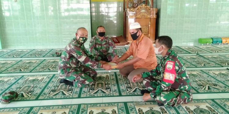 Jumat Barokah, Danramil 11/Simpang Empat Beserta Babinsa Kodim 0208/Asahan Sebarkan Kebaikan
