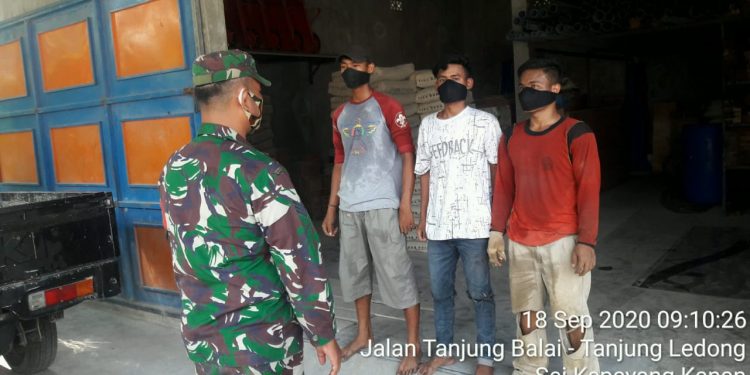 Penerapan Protokol Kesehatan di Toko Bangunan Oleh Babinsa Koramil 10/SK Kodim 0208/Asahan