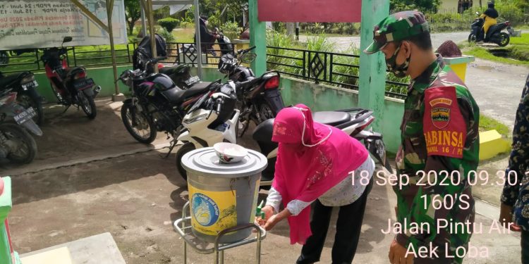 Penghimbauan Kepada Pendatang Baru di Desa Aek Loba Oleh Personel Jajaran Kodim 0208/Asahan Melalui Babinsa Koramil 16/PR Penghimbauan Kepada Pendatang Baru di Desa Aek Loba Oleh Personel Jajaran Kodim 0208/Asahan Melalui Babinsa Koramil 16/PR