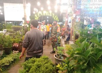 Patroli Gabungan Personel Kodim 0208/Asahan Melalui Babinsa Koramil 10/Sei Kepayang Bersama Instansi Terkait Tanjung Balai | Bintara Pembina Desa Koramil 10/Sei Kepayang jajaran Kodim 0208/Asahan turut serta melaksanakan Patroli Gabungan bersama Polres Tanjung Balai dan Satpol PP Tanjung Balai. Pelaksanaan Patroli Gabungan ini didampingi oleh Serma Datuk Husni bersama Sertu M. Simanjuntak. Kegiatan patrol ini dimulai dari Kantor Polres Tanjung Balai lalu ke tempat keramaian pusat Kota Tanjung Balai, Jumat (18/09/2020) malam. Patroli ini diadakan dalam rangka Pendisiplinan Protokol Kesehatan Menuju New Normal. Kegiatan ini dilaksanakan agar menghimbau dan membantu masyarakat dalam memahami protokol kesehatan covid 19. Patroli pendisiplinan protocol kesehatan ini dilaksanakan agar masyarakat berdisiplin menggunakan masker apabila beraktivitas di luar rumah, mencuci tangan dengan sabun dan air yang mengalir serta menjaga jarak dan menjauhi kerumunan. Hal – hal tersebut dilakukan agar mencegah penyebara virus corona dan memutus mata rantai covid 19. Pelaksanaan patroli gabungan ini berupaya untuk masyarakat dapat mematuhi protocol kesehatan yang telah dianjurkan. Patroli ini dilaksanakn mulai dari Kantor Polres Tanjung Balai lalu menuju ke tepat keramaian pusat kota lalu kembali lagi ke Kantor Polres Tanjung Balai. Kegiatan ini bertujuan untuk menerapkan protokol kesehatan kepada masyarakat Kotamadya Tanjung Balai menuju kehidupan baru yang bebas covid 19. Karena kegiatan ini dibantu dengan kerjasama Polres Tanjung Balai bersama Satpol PP Tanjung Balai, maka kegiatan ini dapat berjalan dengan tertib, aman dan lancer. Penghimbauan sekali lagi bagi masyarakat Kota Tanjung Balai agar dapat mematuhi protokol kesehatan covid 19 yang telah dianjurkan oleh pemerintah.