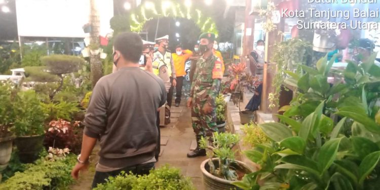 Patroli Gabungan Personel Kodim 0208/Asahan Melalui Babinsa Koramil 10/Sei Kepayang Bersama Instansi Terkait Tanjung Balai | Bintara Pembina Desa Koramil 10/Sei Kepayang jajaran Kodim 0208/Asahan turut serta melaksanakan Patroli Gabungan bersama Polres Tanjung Balai dan Satpol PP Tanjung Balai. Pelaksanaan Patroli Gabungan ini didampingi oleh Serma Datuk Husni bersama Sertu M. Simanjuntak. Kegiatan patrol ini dimulai dari Kantor Polres Tanjung Balai lalu ke tempat keramaian pusat Kota Tanjung Balai, Jumat (18/09/2020) malam. Patroli ini diadakan dalam rangka Pendisiplinan Protokol Kesehatan Menuju New Normal. Kegiatan ini dilaksanakan agar menghimbau dan membantu masyarakat dalam memahami protokol kesehatan covid 19. Patroli pendisiplinan protocol kesehatan ini dilaksanakan agar masyarakat berdisiplin menggunakan masker apabila beraktivitas di luar rumah, mencuci tangan dengan sabun dan air yang mengalir serta menjaga jarak dan menjauhi kerumunan. Hal – hal tersebut dilakukan agar mencegah penyebara virus corona dan memutus mata rantai covid 19. Pelaksanaan patroli gabungan ini berupaya untuk masyarakat dapat mematuhi protocol kesehatan yang telah dianjurkan. Patroli ini dilaksanakn mulai dari Kantor Polres Tanjung Balai lalu menuju ke tepat keramaian pusat kota lalu kembali lagi ke Kantor Polres Tanjung Balai. Kegiatan ini bertujuan untuk menerapkan protokol kesehatan kepada masyarakat Kotamadya Tanjung Balai menuju kehidupan baru yang bebas covid 19. Karena kegiatan ini dibantu dengan kerjasama Polres Tanjung Balai bersama Satpol PP Tanjung Balai, maka kegiatan ini dapat berjalan dengan tertib, aman dan lancer. Penghimbauan sekali lagi bagi masyarakat Kota Tanjung Balai agar dapat mematuhi protokol kesehatan covid 19 yang telah dianjurkan oleh pemerintah. Patroli Gabungan Personel Kodim 0208/Asahan Melalui Babinsa Koramil 10/Sei Kepayang Bersama Instansi Terkait Tanjung Balai | Bintara Pembina Desa Koramil 10/Sei Kepayang jajaran Kodim 0208/Asahan turut serta melaksanakan Patroli Gabungan bersama Polres Tanjung Balai dan Satpol PP Tanjung Balai. Pelaksanaan Patroli Gabungan ini didampingi oleh Serma Datuk Husni bersama Sertu M. Simanjuntak. Kegiatan patrol ini dimulai dari Kantor Polres Tanjung Balai lalu ke tempat keramaian pusat Kota Tanjung Balai, Jumat (18/09/2020) malam. Patroli ini diadakan dalam rangka Pendisiplinan Protokol Kesehatan Menuju New Normal. Kegiatan ini dilaksanakan agar menghimbau dan membantu masyarakat dalam memahami protokol kesehatan covid 19. Patroli pendisiplinan protocol kesehatan ini dilaksanakan agar masyarakat berdisiplin menggunakan masker apabila beraktivitas di luar rumah, mencuci tangan dengan sabun dan air yang mengalir serta menjaga jarak dan menjauhi kerumunan. Hal – hal tersebut dilakukan agar mencegah penyebara virus corona dan memutus mata rantai covid 19. Pelaksanaan patroli gabungan ini berupaya untuk masyarakat dapat mematuhi protocol kesehatan yang telah dianjurkan. Patroli ini dilaksanakn mulai dari Kantor Polres Tanjung Balai lalu menuju ke tepat keramaian pusat kota lalu kembali lagi ke Kantor Polres Tanjung Balai. Kegiatan ini bertujuan untuk menerapkan protokol kesehatan kepada masyarakat Kotamadya Tanjung Balai menuju kehidupan baru yang bebas covid 19. Karena kegiatan ini dibantu dengan kerjasama Polres Tanjung Balai bersama Satpol PP Tanjung Balai, maka kegiatan ini dapat berjalan dengan tertib, aman dan lancer. Penghimbauan sekali lagi bagi masyarakat Kota Tanjung Balai agar dapat mematuhi protokol kesehatan covid 19 yang telah dianjurkan oleh pemerintah.