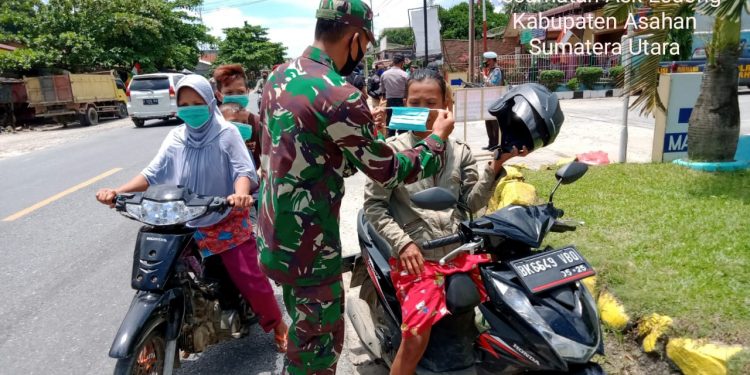 Tak Kenal Lelah Untuk Ajak Warga Binaan, Personel Jajaran Kodim 0208/Asahan Himbau Agar Selalu Menerapkan Protokol Kesehatan Tak Kenal Lelah Untuk Ajak Warga Binaan, Personel Jajaran Kodim 0208/Asahan Himbau Agar Selalu Menerapkan Protokol Kesehatan