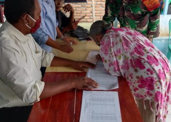 Personel Kodim 0207/Simalungun bersinergi Monitoring dan Pengamanan Penyaluran Bantuan Sosial Tunai di Kelurahan Bosar Maligas