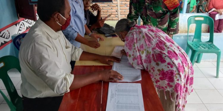 Personel Kodim 0207/Simalungun bersinergi Monitoring dan Pengamanan Penyaluran Bantuan Sosial Tunai di Kelurahan Bosar Maligas