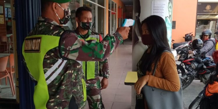 Personel Kodim 0207/simalungun Mengikuti Penegakan Disiplin Protokol Kesehatan di Siantar Plaza