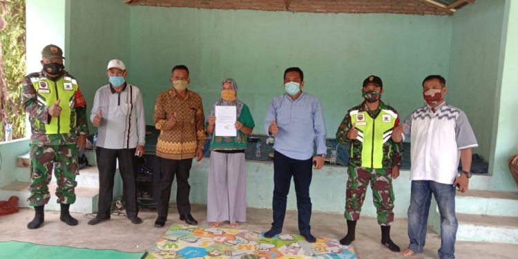 Cegah Covid-19, Babinsa Kodim 0207/Simalungun Komsos Bersama Lurah Berikan Himbauan Protokol Kesehatan