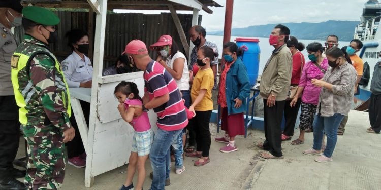 Personel Kodim 0207/Simalungun Kawal Protokol Kesehatan di Terminal Tanjung Pinggir Pematang Siantar Personel Kodim 0207/Simalungun Kawal Protokol Kesehatan di Terminal Tanjung Pinggir Pematang Siantar