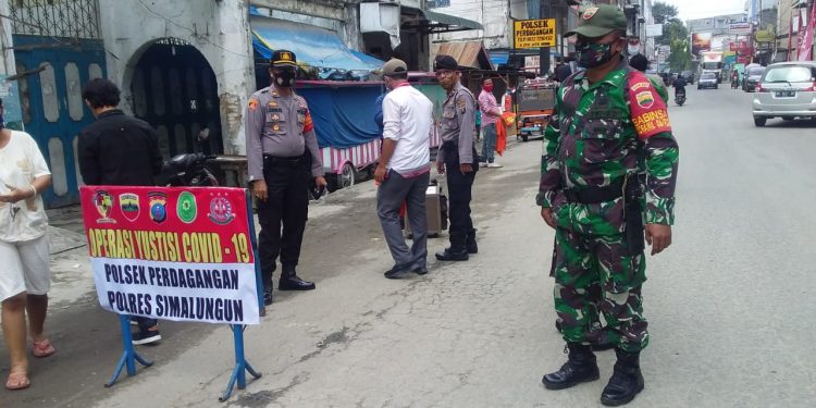 Bersama TNI-Polri Dan Camat Jajaran Kodim 0207/Simalungun Laksanakan Himbauhan New Normal Kepada Warga