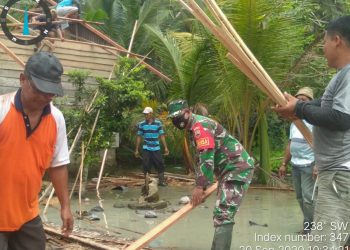 Kodim 0208/Asahan Melalui Personel Koramil 08/Pulau Buaya Bantu Merenovasi Rumah Warga Binaan