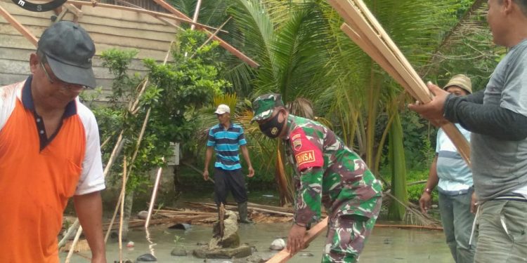 Kodim 0208/Asahan Melalui Personel Koramil 08/Pulau Buaya Bantu Merenovasi Rumah Warga Binaan