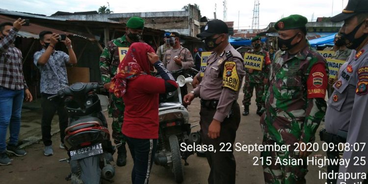 Kodim 0208/Asahan Melalui Koramil 02/Air Putih Laksanakan Berikan Himbauan Pakai Masker Kodim 0208/Asahan Melalui Koramil 02/Air Putih Laksanakan Berikan Himbauan Pakai Masker