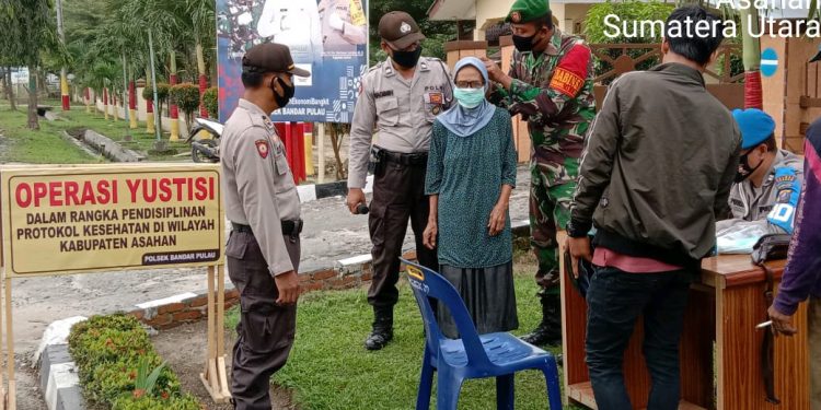 Personel Kodim 0208/Asahan Lakukan Upaya Peningkatan Kewaspadaan Covid-19 Melalui Sosialisasi Personel Kodim 0208/Asahan Lakukan Upaya Peningkatan Kewaspadaan Covid-19 Melalui Sosialisasi