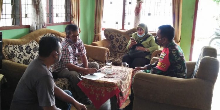 Personel Babinsa Kodim 0207/Simalungun Lakukan Komsos Bahas Keamanan dan Kebersihan di Desa Binaan Personel Babinsa Kodim 0207/Simalungun Lakukan Komsos Bahas Keamanan dan Kebersihan di Desa Binaan