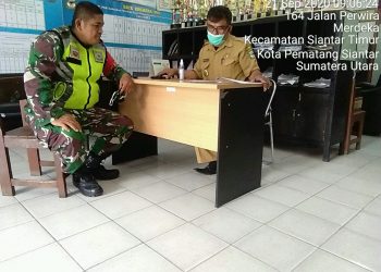 Babinsa Kodim 0207/Simalungun Melaksanakan Komsos Dengan Lurah Merdeka