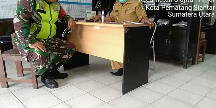 Babinsa Kodim 0207/Simalungun Melaksanakan Komsos Dengan Lurah Merdeka