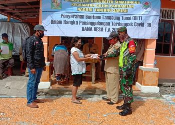 Personel Jajaran Kodim 0207/Simalungun Pantau Penyaluran BLT-DD untuk Warga Terdampak Covid-19 di Nagori Tanjung Seribu