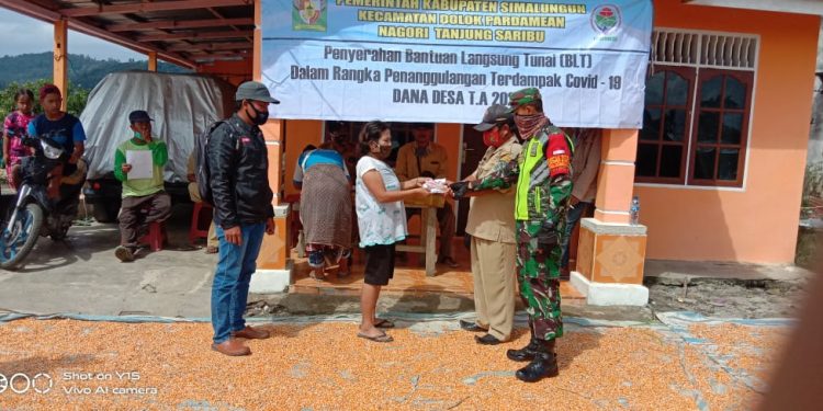 Personel Jajaran Kodim 0207/Simalungun Pantau Penyaluran BLT-DD untuk Warga Terdampak Covid-19 di Nagori Tanjung Seribu