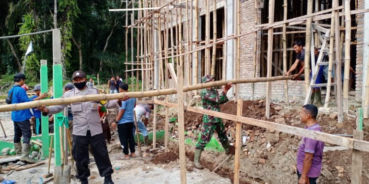 Wujud Persatuan, Personel Jajaran Kodim 0208/Asahan Kompak Gotong Royong Bersama Warga