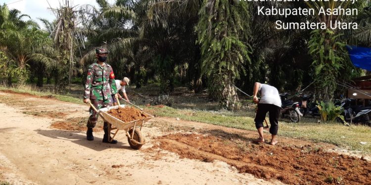 Meminimalisir Terjadinya Banjir, Personel Jajaran Kodim 0208/Asahan Gotong Royong Bersama Masyarakat