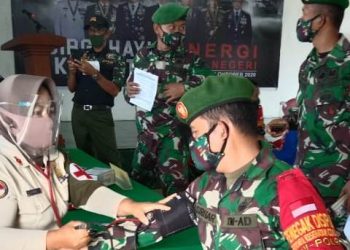 Personel Kodim 0207/Simalungun Turut Serta Melaksanakan Donor Darah Dalam Rangka HUT TNI Ke-75