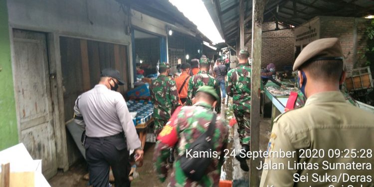 Personel Kodim 0208/Asahan Bekerjasama Dengan Babinkamtibmas Untuk Mensosialisasikan 3M