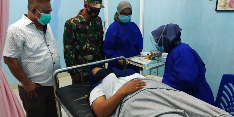 Babinsa Menghadiri Pelayanan KB Kes Serentak Dalam Rangka Peringatan Hari Kontrasepsi Sedunia