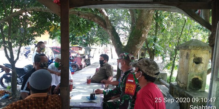Walau Dilanda Pandemi, Babinsa Tetap Adakan Komsos Mengenai Pencegahan Covid-19
