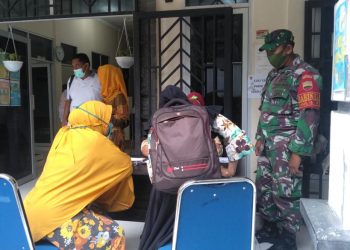 Babinsa Koramil 15/ Bandar Pulau Dampingi Pelayanan KB Kesehatan