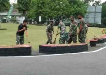 Personil Korem 022/Pantai Timur Melaksanakan Pembersihan Disekitar Pangkalan
