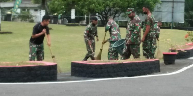 Personil Korem 022/Pantai Timur Melaksanakan Pembersihan Disekitar Pangkalan