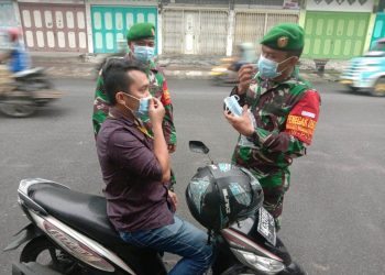 Cegah Penyebaran Covid-19, Anggota Korem 022/Pantai Timur Melaksanakan himbauan dan Bagikan Masker Gratis