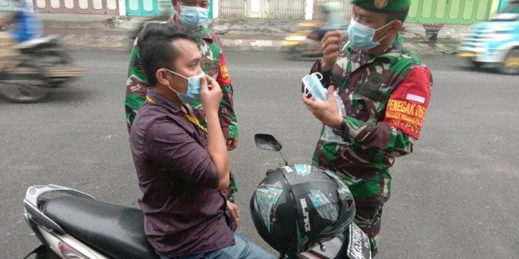 Cegah Penyebaran Covid-19, Anggota Korem 022/Pantai Timur Melaksanakan himbauan dan Bagikan Masker Gratis Cegah Penyebaran Covid-19, Anggota Korem 022/Pantai Timur Melaksanakan himbauan dan Bagikan Masker Gratis