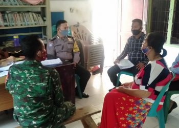 Pandemi Covid-19, Babinsa Kodim 0207/Simalungun dan Babinkamtibmas Polsek Siantar Barat Galakkan Komsos