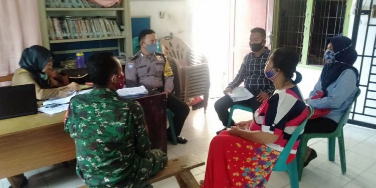 Pandemi Covid-19, Babinsa Kodim 0207/Simalungun dan Babinkamtibmas Polsek Siantar Barat Galakkan Komsos