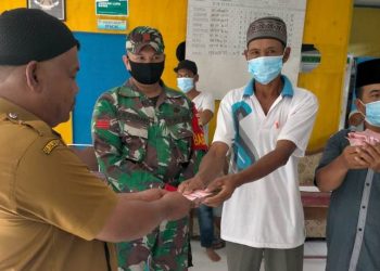 Jaga Rasa Aman dan Ikuti Prokes, babinsa Kodim 0207/simalungun Bersama Polsek bantu pembagian BLT Sampai Selesai