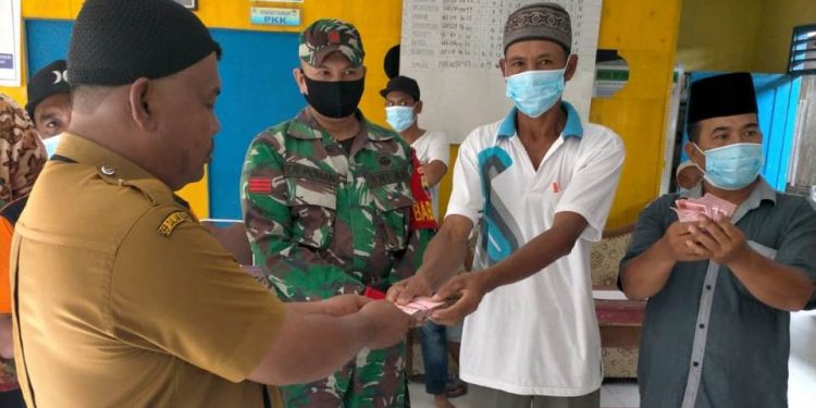 Jaga Rasa Aman dan Ikuti Prokes, babinsa Kodim 0207/simalungun Bersama Polsek bantu pembagian BLT Sampai Selesai