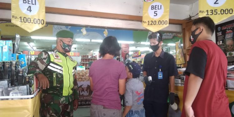 Personil Kodim 0207/Simalungun Aktif Monitoring di Pos Swalayan Ramayana Pematangsiantar Personil Kodim 0207/Simalungun Aktif Monitoring di Pos Swalayan Ramayana Pematangsiantar