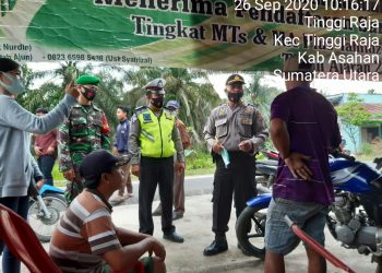 Personel Gabungan, Salahsatunya Personel Kodim 0208/Asahan Tegur Warga Yang Melanggar Protokol Kesehatan