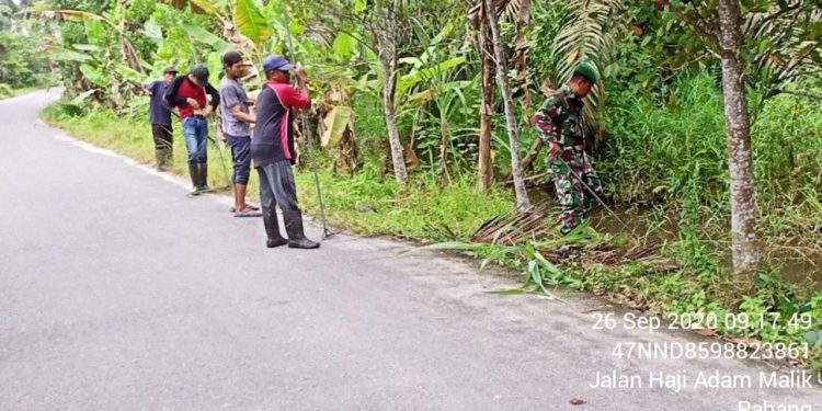 Tanamkan Sifat Jaga Kebersihan Dalam Diri, Personel Kodim 0208/Asahan Kompak Bersama Masyarakat Laksanakan Gotong Royong
