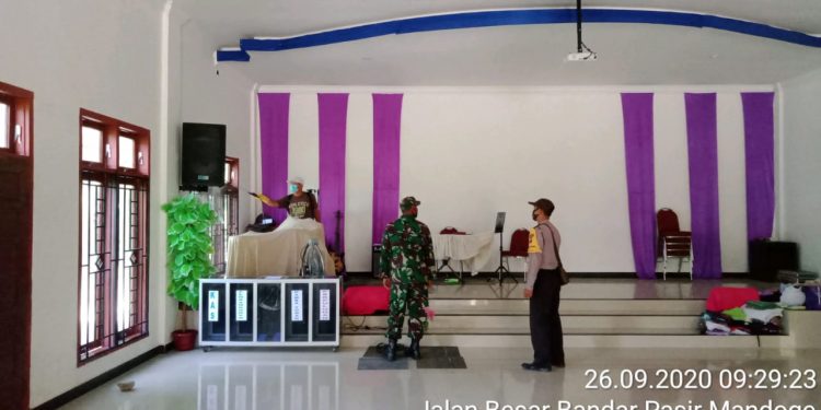 Ciptakan Rasa Aman Bagi Jemaat, Personel Jajaran Kodim 0208/Asahan Semprotkan Disinfektan Di Gereja Ciptakan Rasa Aman Bagi Jemaat, Personel Jajaran Kodim 0208/Asahan Semprotkan Disinfektan Di Gereja