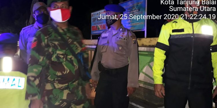 Kodim 0208/Asahan Melalui Personel Koramil 17/Datuk Bandar Laksanakan Pengawasan Protokol Kesehatan Kodim 0208/Asahan Melalui Personel Koramil 17/Datuk Bandar Laksanakan Pengawasan Protokol Kesehatan