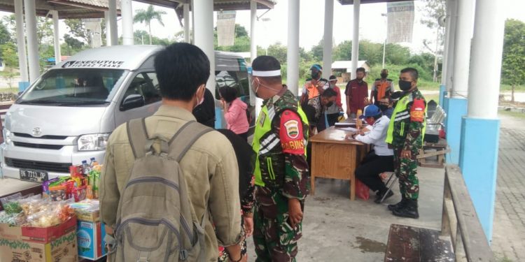 Beri Rasa Aman dan Laksanakan Prokes, Kodim 0207/Simalungun Laksanakan Penerapan Protokol Kesehatan di Terminal Tanjung Pinggir Beri Rasa Aman dan Laksanakan Prokes, Kodim 0207/Simalungun Laksanakan Penerapan Protokol Kesehatan di Terminal Tanjung Pinggir